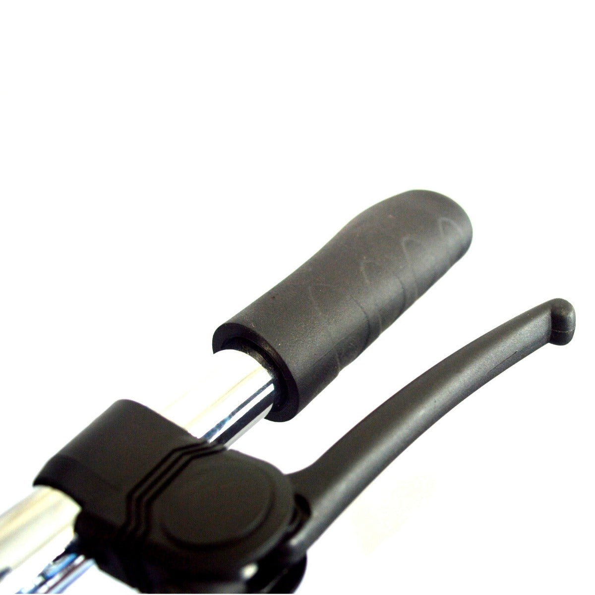 Knee walker with brakes and adjustable handle