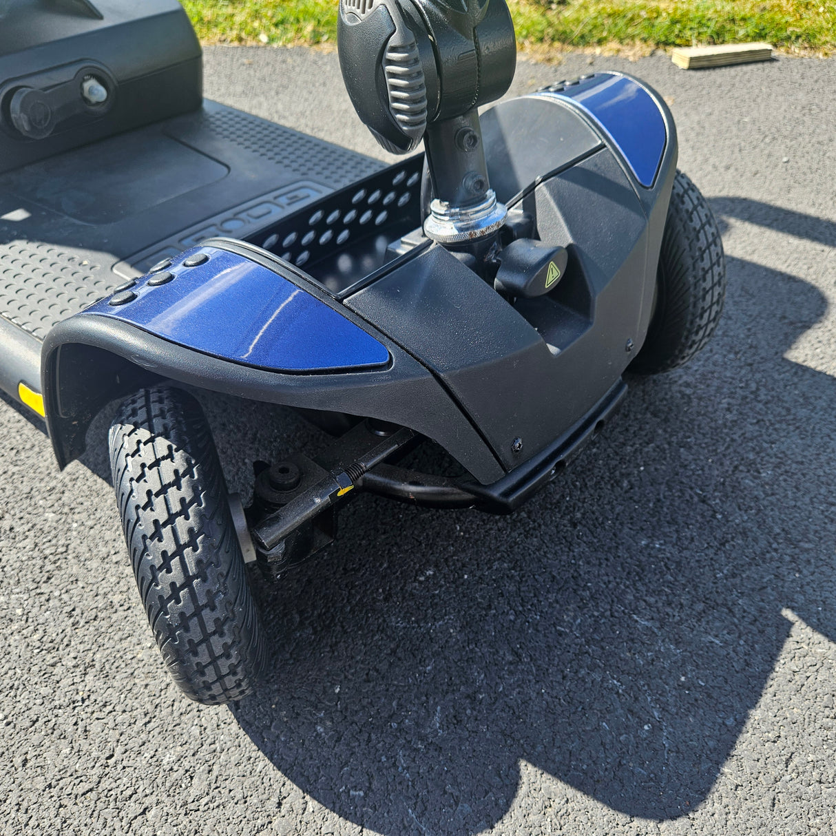 Pride GoGo Elite Traveller LX Mobility Scooter 12 amp - Ex Showroom model - With New Batteries