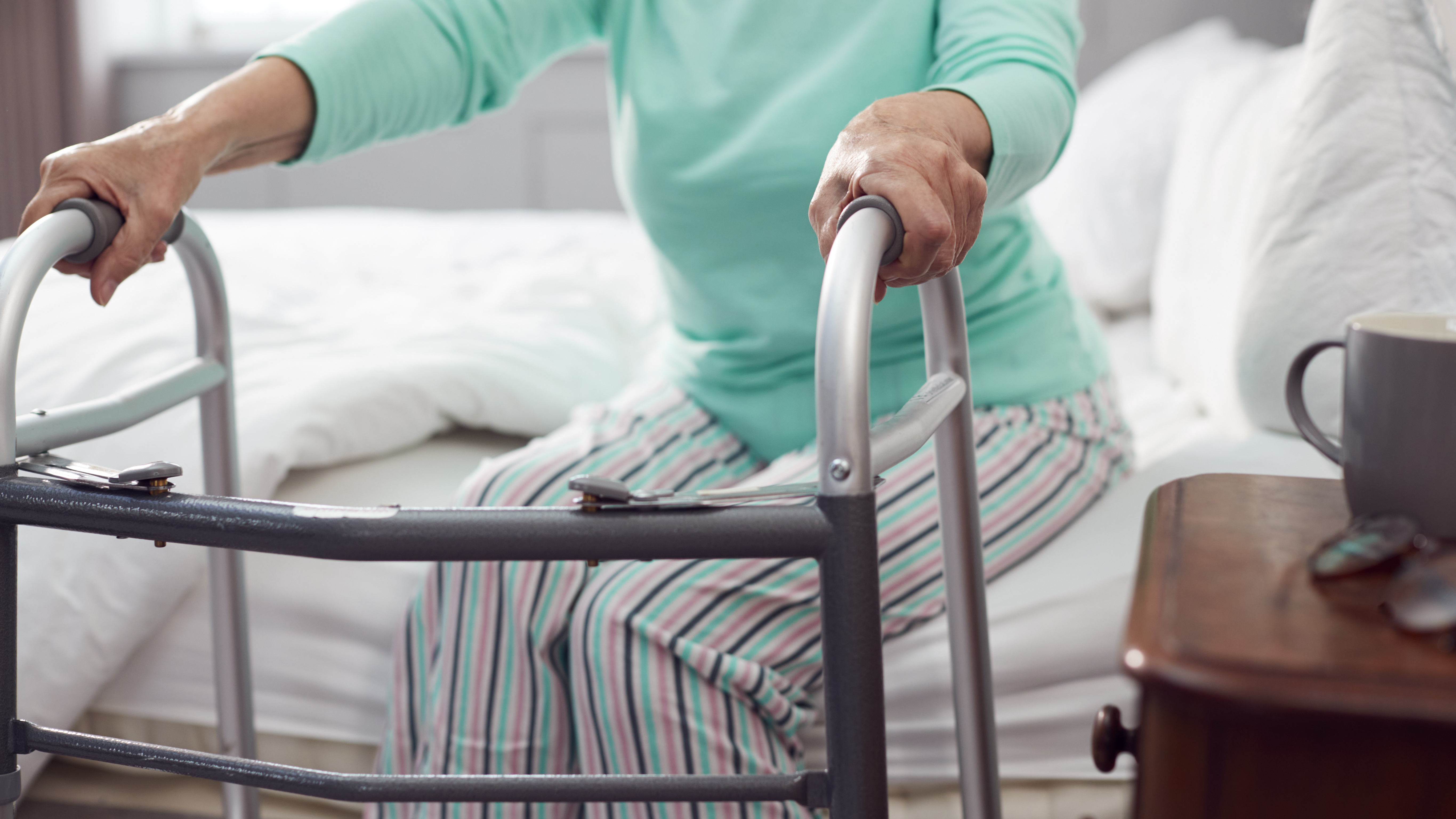 5 benefits of adjustable beds for seniors with mobility issues 